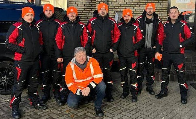 Team von Gala-Tiefbau Umicevic vor einem Dienstfahrzeug